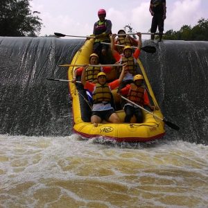 rafting bogor arung jeram sentul dengan pemandu profesional